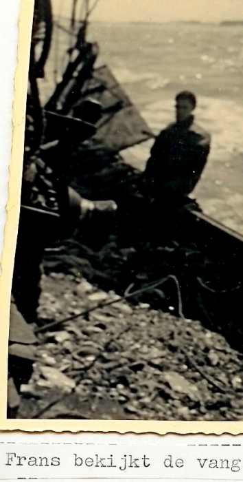 Frans bekijkt vangst van de N.725 (Bouwjaar 1934)