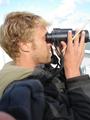 Nicolas (INBO) speurt tijdens de zeevogeltelling aan boord van de RV Simon Stevin naar zeldzaamheden ...