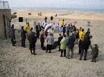 Samen komen op het strand  tijdens Lenteprikkel in Koksijde op 27/03/2004