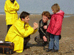 Uitleg aan een kindje tijdens Lenteprikkel in Koksijde op 27/03/2004
