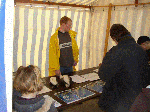 Komen kijken in de tent tijdens Lenteprikkel in Koksijde op 27/03/2004