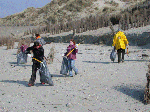 Samen strand opruimen tijdens Lenteprikkel in Nieuwpoort op 27/03/2004