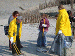 Samen strand opruimen tijdens Lenteprikkel in Nieuwpoort op 27/03/2004