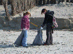 Samen strand opruimen tijdens Lenteprikkel in Nieuwpoort op 27/03/2004