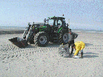 Naast opruimer op het strand tijdens Lenteprikkel in Middelkerke op 27/03/2004