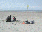 In het zand overleggen tijdens Lenteprikkel in Middelkerke op 27/03/2004