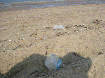 Plastic fles in het zand tijdens Lenteprikkel in  Knokke op 27/03/2004