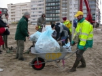 Kruiwagen met vuilzakken erin tijdens de Lenteprikkel in De Panne op 05/03/2005