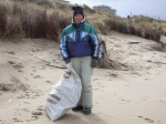 Medewerker met vuilzak tijdens de Lenteprikkel in De Panne op 05/03/2005