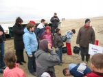 Medewerkers op het strand luisteren aandachtig tijdens de Lenteprikkel in Koksijde op 05/03/2005