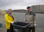 Twee medewerkers aan vuilnisbak tijdens de Lenteprikkel in Nieuwpoort op 05/03/2005