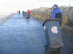 Wandelen met vuilnisbak tijdens de Lenteprikkel in Oostende op 05/03/2005