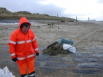 Medewerker op het strand tijdens de Lenteprikkel in Bredene op 05/03/2005