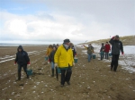 Medewerkers in de sneeuw op het strand tijdens de Lenteprikkel in Knokke-Heist op 05/03/2005