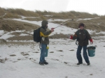 Medewerkers in de sneeuw op het strand tijdens de Lenteprikkel in Knokke-Heist op 05/03/2005