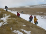 Medewerkers in de sneeuw op het strand tijdens de Lenteprikkel in Knokke-Heist op 05/03/2005