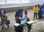 Op de dijk vuilzakken vullen tijdens de Lenteprikkel in Knokke-Heist op 05/03/2005