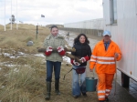 Met gesprokkeld hout in de armen tijdens de Lenteprikkel in Knokke-Heist op 05/03/2005