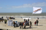 Zicht op strand met medewerkers en vlag Lenteprikkel tijdens de Lenteprikkel in Koksijde op 01/04/2006