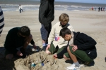 Knutselen op het strand tijdens de Lenteprikkel in Koksijde op 01/04/2006