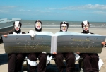 Pinguins lezen voor op het strand tijdens de Lenteprikkel in Koksijde op 01/04/2006