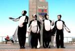 Pinguins zingen op de dijk tijdens de Lenteprikkel in Koksijde op 01/04/2006