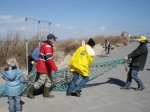 Het net helpen dragen tijdens de Lenteprikkel in Middelkerke op 01/04/2006