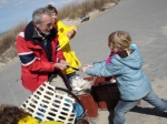 Kindje geeft vuilnis aan tijdens de Lenteprikkel in Middelkerke op 01/04/2006